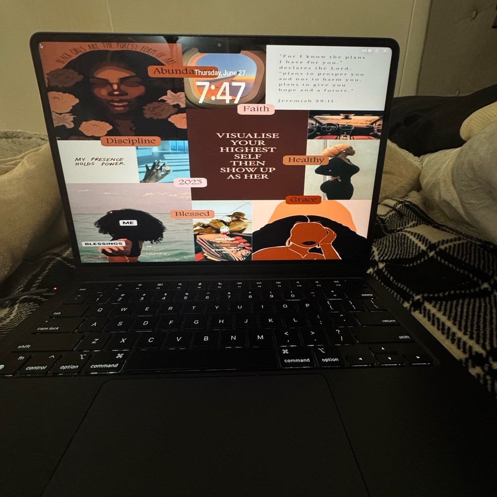 13 Apple MacBook Air M3 Chip 8GB RAM 256GB SSD 2024 13" Laptop